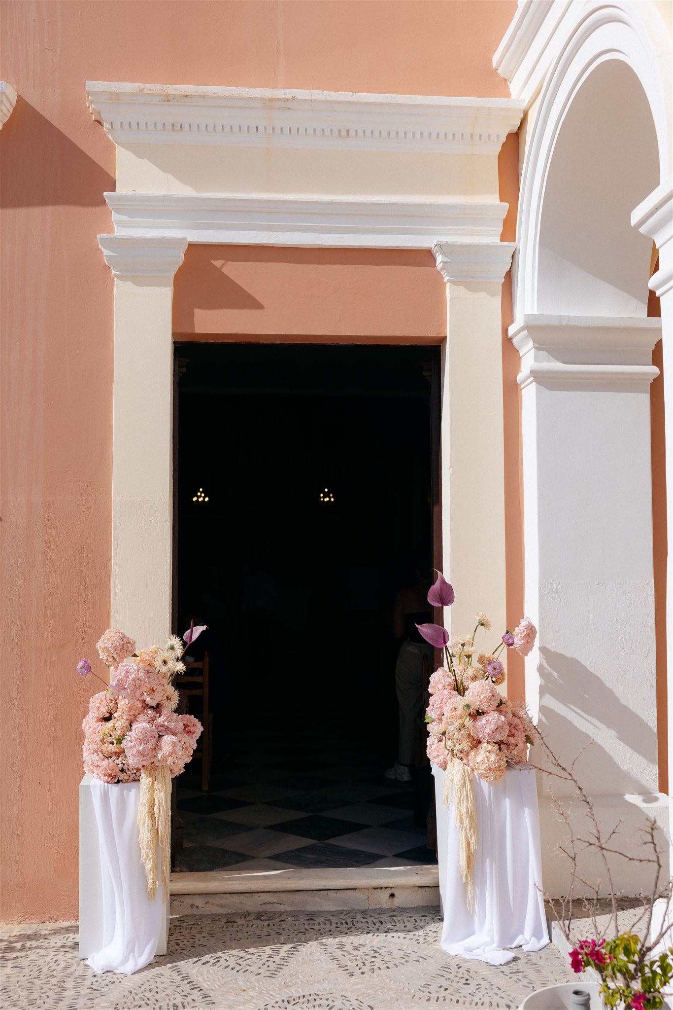 Designed to Be Seen - A meticulously curated floral installation, where every element is placed with absolute precision. Sculptural forms, architectural balance, and controlled light create a setting of quiet luxury. It does not follow trends it defines presence. A dining experience designed to function as a work of art. - Photo 3