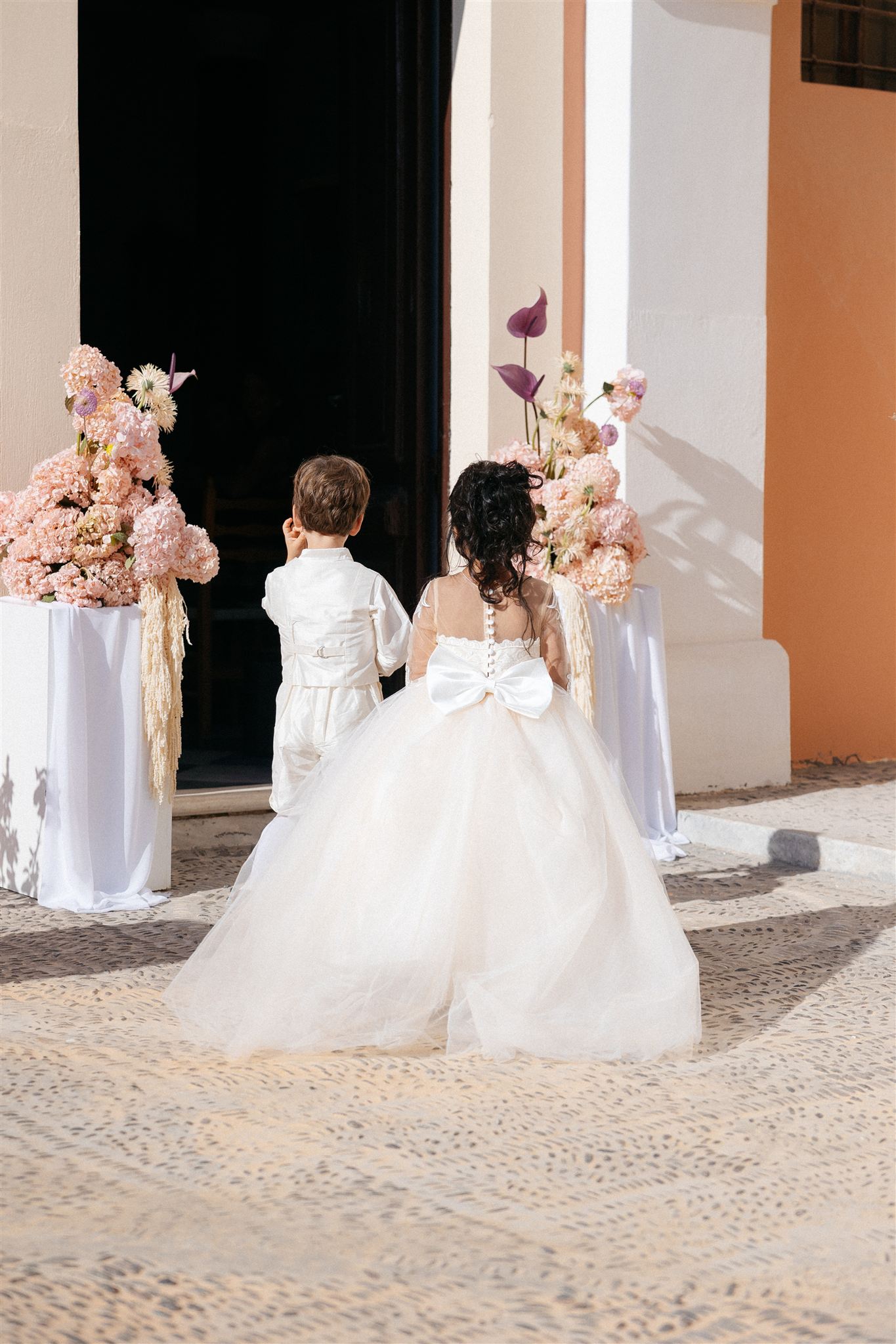 Designed to Be Seen - A meticulously curated floral installation, where every element is placed with absolute precision. Sculptural forms, architectural balance, and controlled light create a setting of quiet luxury. It does not follow trends it defines presence. A dining experience designed to function as a work of art. - Photo 2