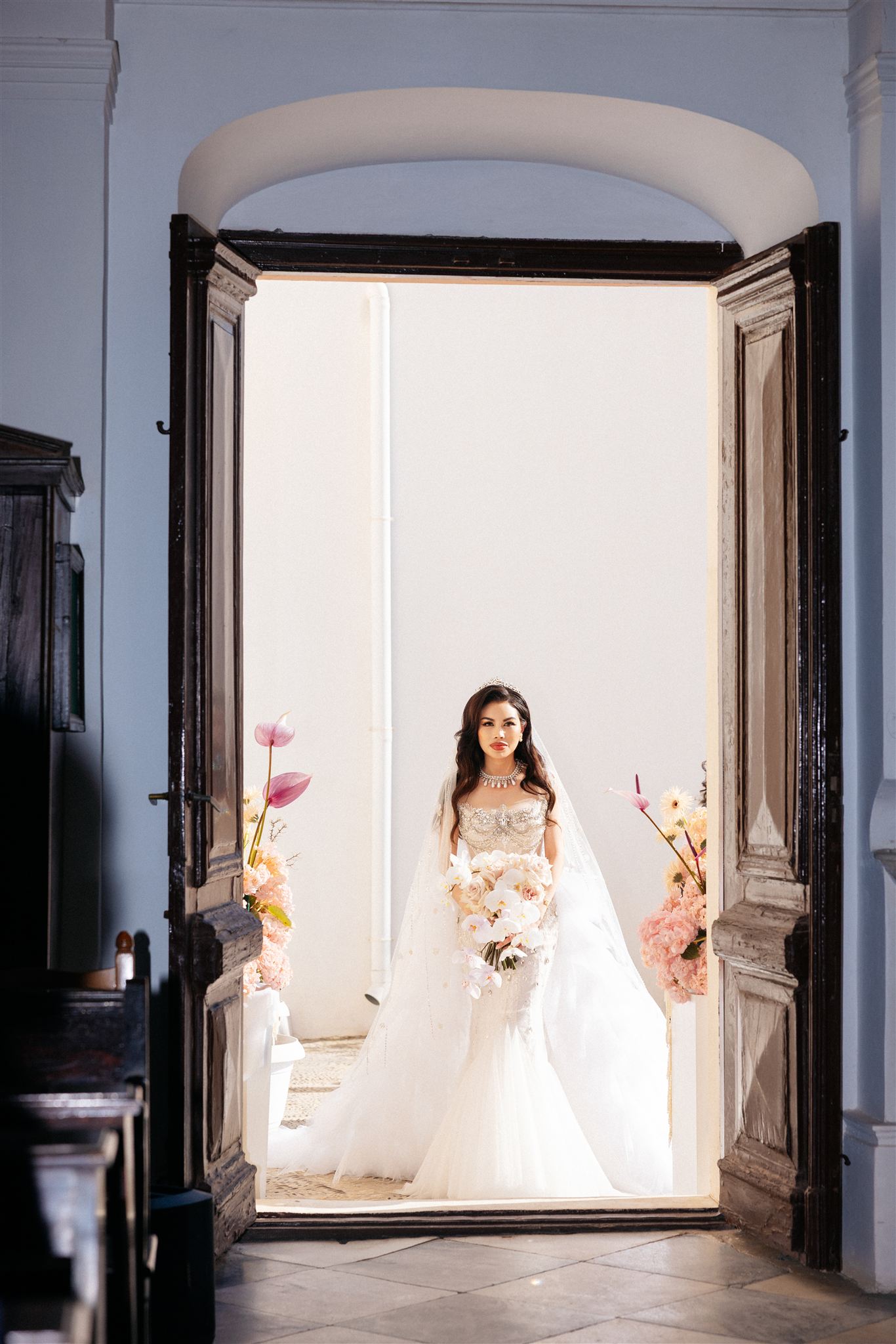 Designed to Be Seen - A meticulously curated floral installation, where every element is placed with absolute precision. Sculptural forms, architectural balance, and controlled light create a setting of quiet luxury. It does not follow trends it defines presence. A dining experience designed to function as a work of art. - Photo 1