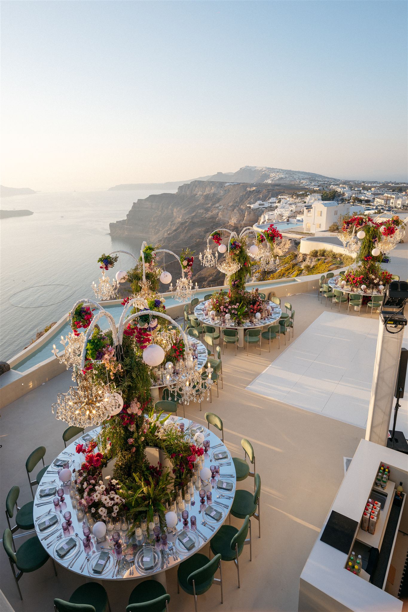 Designed to Be Seen - A meticulously curated floral installation, where every element is placed with absolute precision. Sculptural forms, architectural balance, and controlled light create a setting of quiet luxury. It does not follow trends it defines presence. A dining experience designed to function as a work of art. - Photo 4