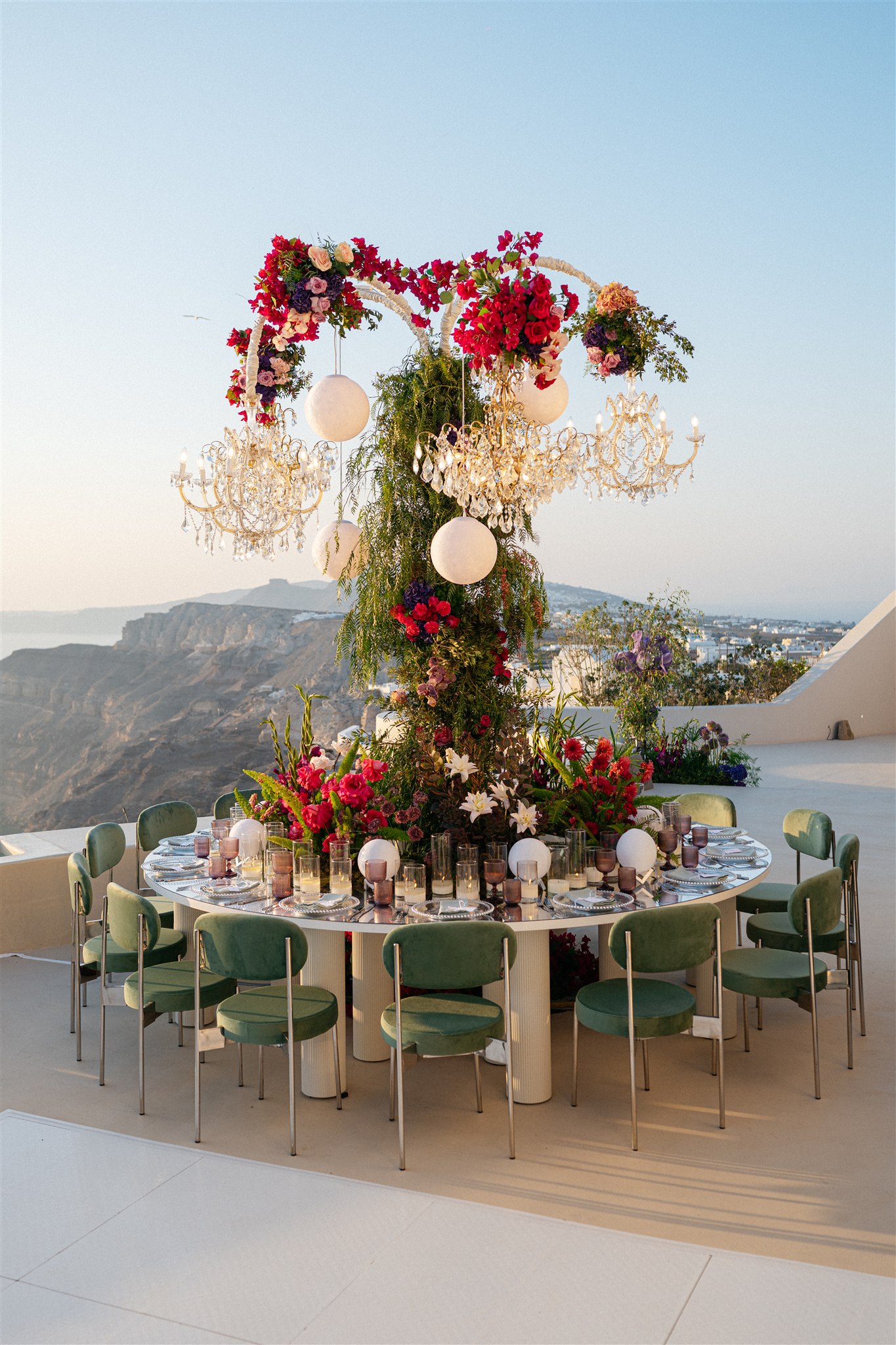 Designed to Be Seen - A meticulously curated floral installation, where every element is placed with absolute precision. Sculptural forms, architectural balance, and controlled light create a setting of quiet luxury. It does not follow trends it defines presence. A dining experience designed to function as a work of art. - Photo 5