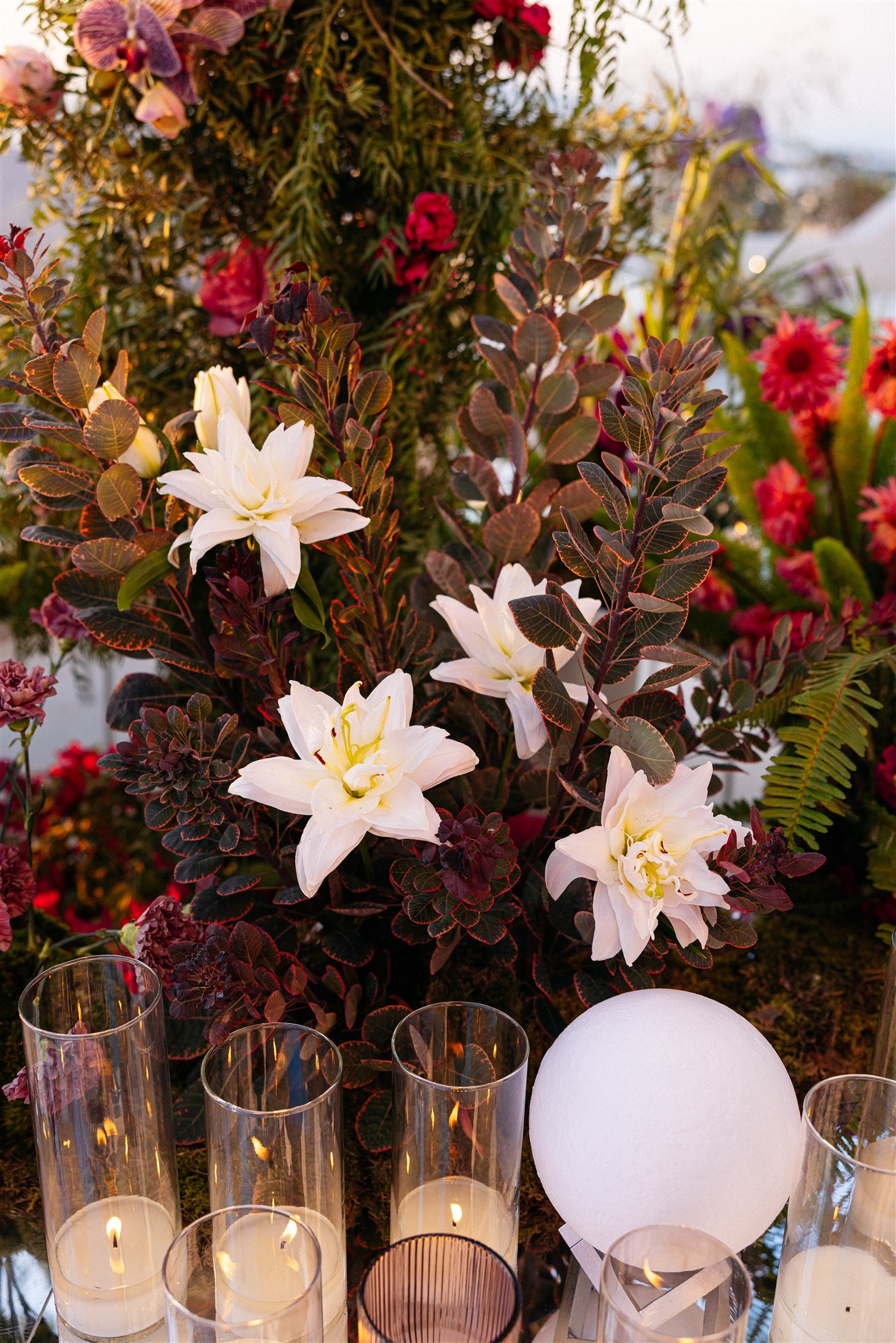 Designed to Be Seen - A meticulously curated floral installation, where every element is placed with absolute precision. Sculptural forms, architectural balance, and controlled light create a setting of quiet luxury. It does not follow trends it defines presence. A dining experience designed to function as a work of art. - Photo 7