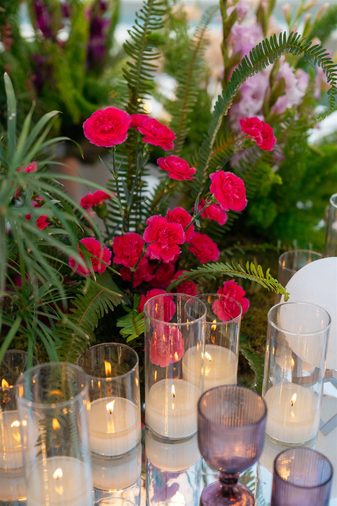 Designed to Be Seen - A meticulously curated floral installation, where every element is placed with absolute precision. Sculptural forms, architectural balance, and controlled light create a setting of quiet luxury. It does not follow trends it defines presence. A dining experience designed to function as a work of art. - Photo 6