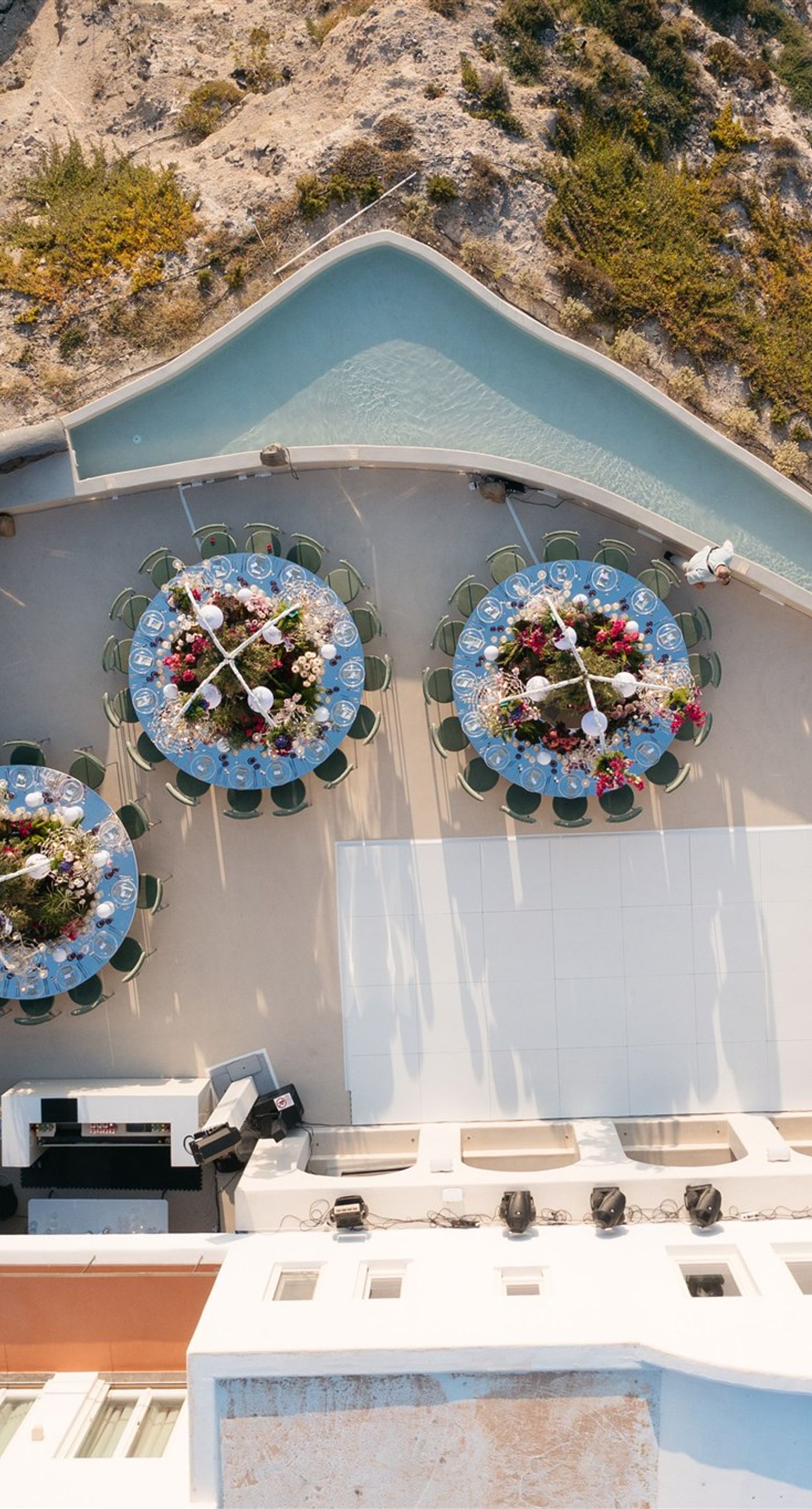 Designed to Be Seen - A meticulously curated floral installation, where every element is placed with absolute precision. Sculptural forms, architectural balance, and controlled light create a setting of quiet luxury. It does not follow trends it defines presence. A dining experience designed to function as a work of art. - Photo 9