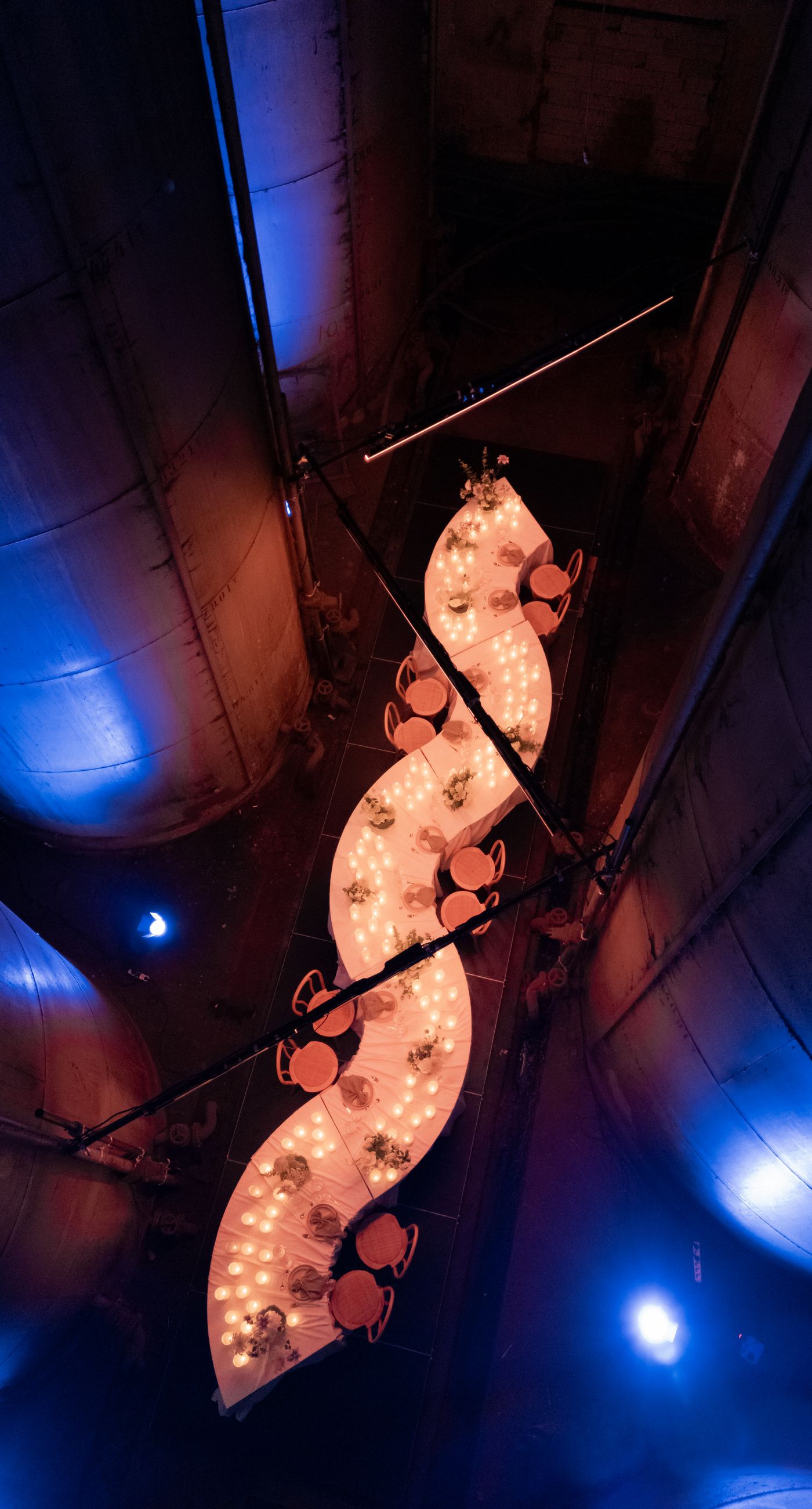 In the Glow - We designed an atmospheric candlelit dining setup that blends modern aesthetics with romantic warmth. Glass candle holders, layered candlelight, and elegant floral arrangements in soft tones create a refined experience for guests, ideal for editorial weddings and contemporary events. A setting that enhances the space and transforms dinner into a memorable moment - Photo 10