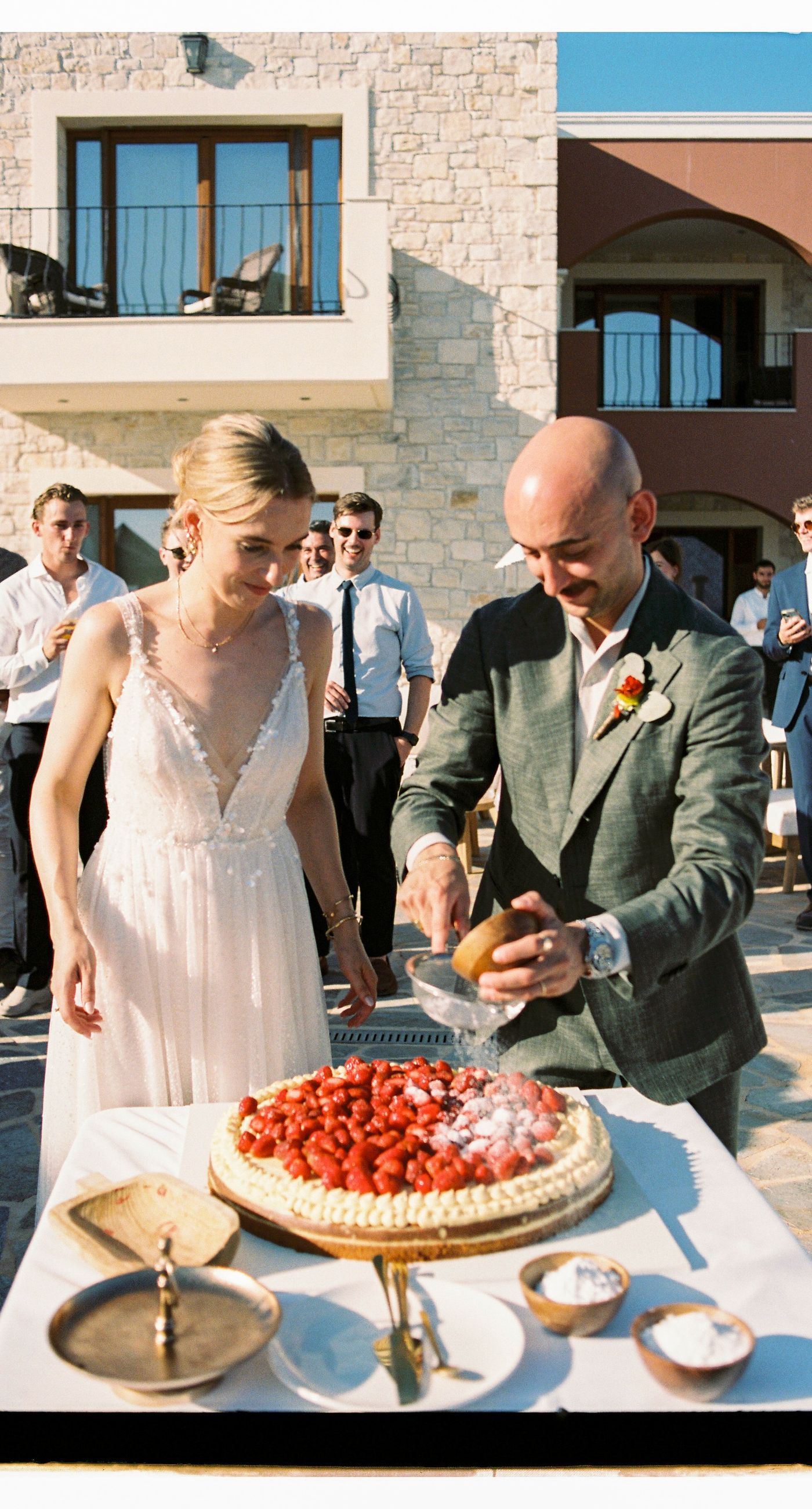 Garden Ceremony - A complete wedding experience designed with a focus on color, flow, and a strong sense of place. The ceremony is framed by vibrant florals in warm tones, creating a natural and expressive setting for the couple. The dinner that follows is defined by long tables, rhythmic textiles, and unexpected details that introduce a sense of playful elegance. A project that balances structure and ease, designed to feel authentic and experienced without effort. - Photo 5
