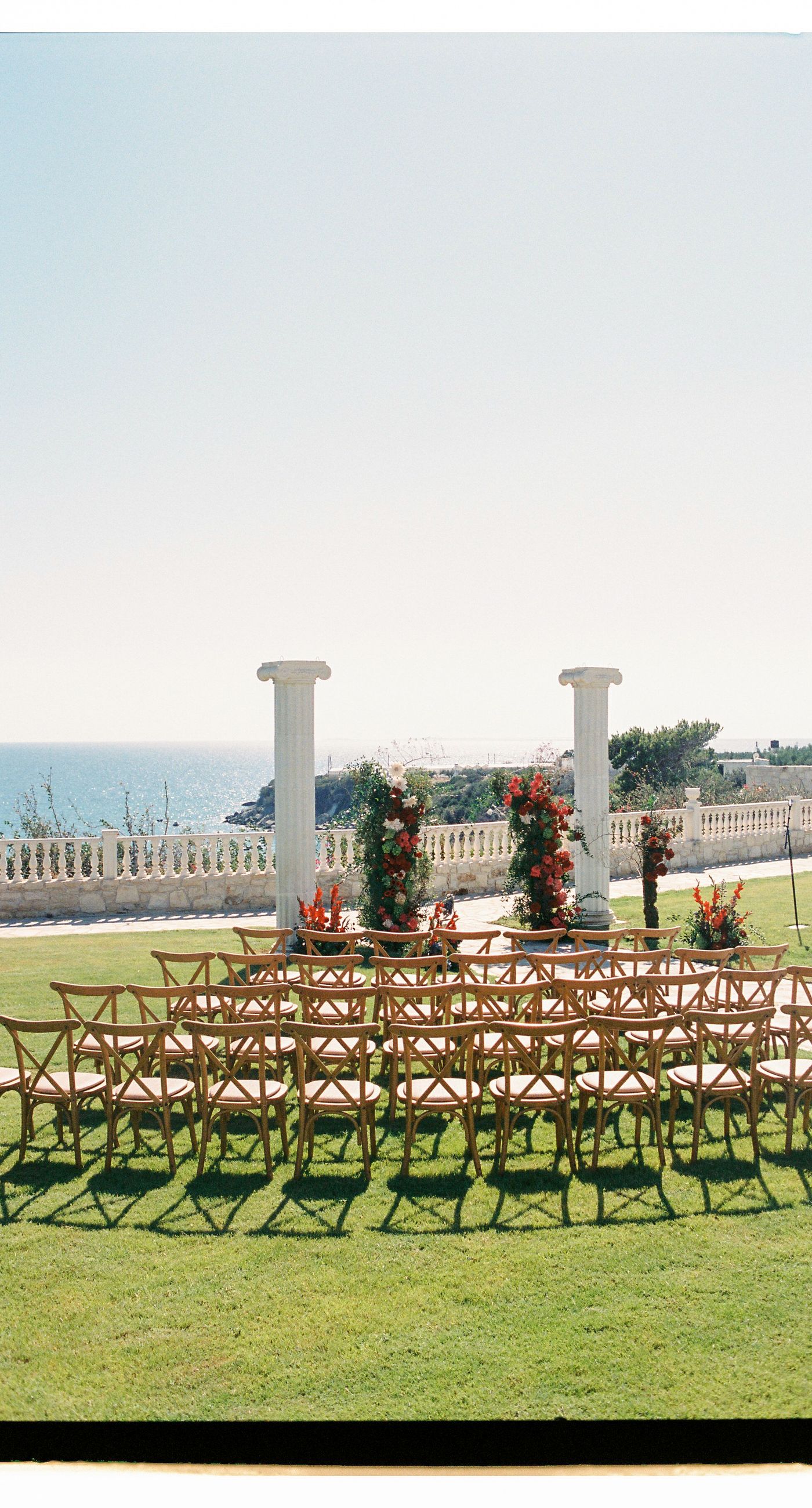 Garden Ceremony - A complete wedding experience designed with a focus on color, flow, and a strong sense of place. The ceremony is framed by vibrant florals in warm tones, creating a natural and expressive setting for the couple. The dinner that follows is defined by long tables, rhythmic textiles, and unexpected details that introduce a sense of playful elegance. A project that balances structure and ease, designed to feel authentic and experienced without effort. - Photo 2