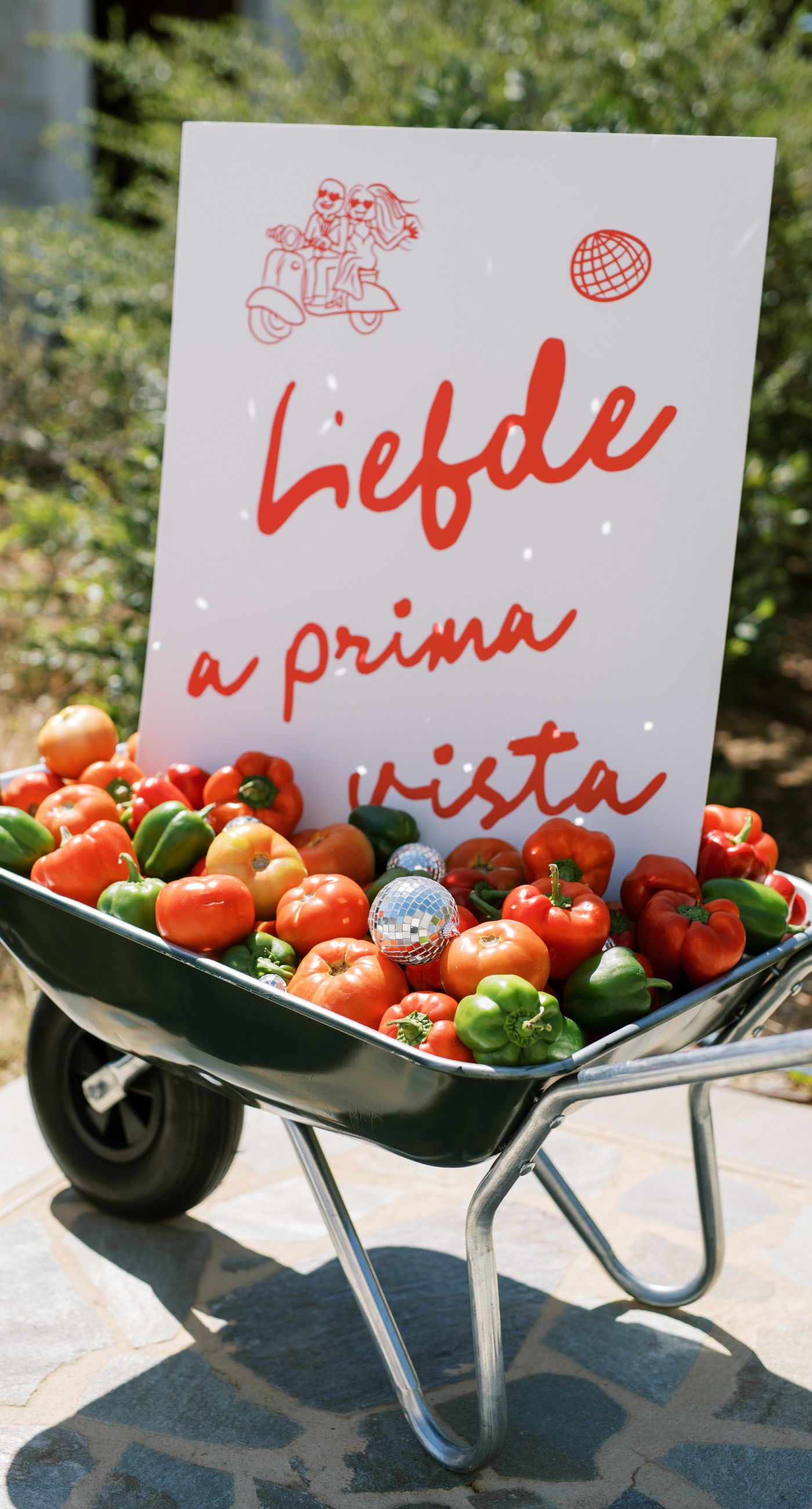 Garden Ceremony - A complete wedding experience designed with a focus on color, flow, and a strong sense of place. The ceremony is framed by vibrant florals in warm tones, creating a natural and expressive setting for the couple. The dinner that follows is defined by long tables, rhythmic textiles, and unexpected details that introduce a sense of playful elegance. A project that balances structure and ease, designed to feel authentic and experienced without effort. - Photo 11