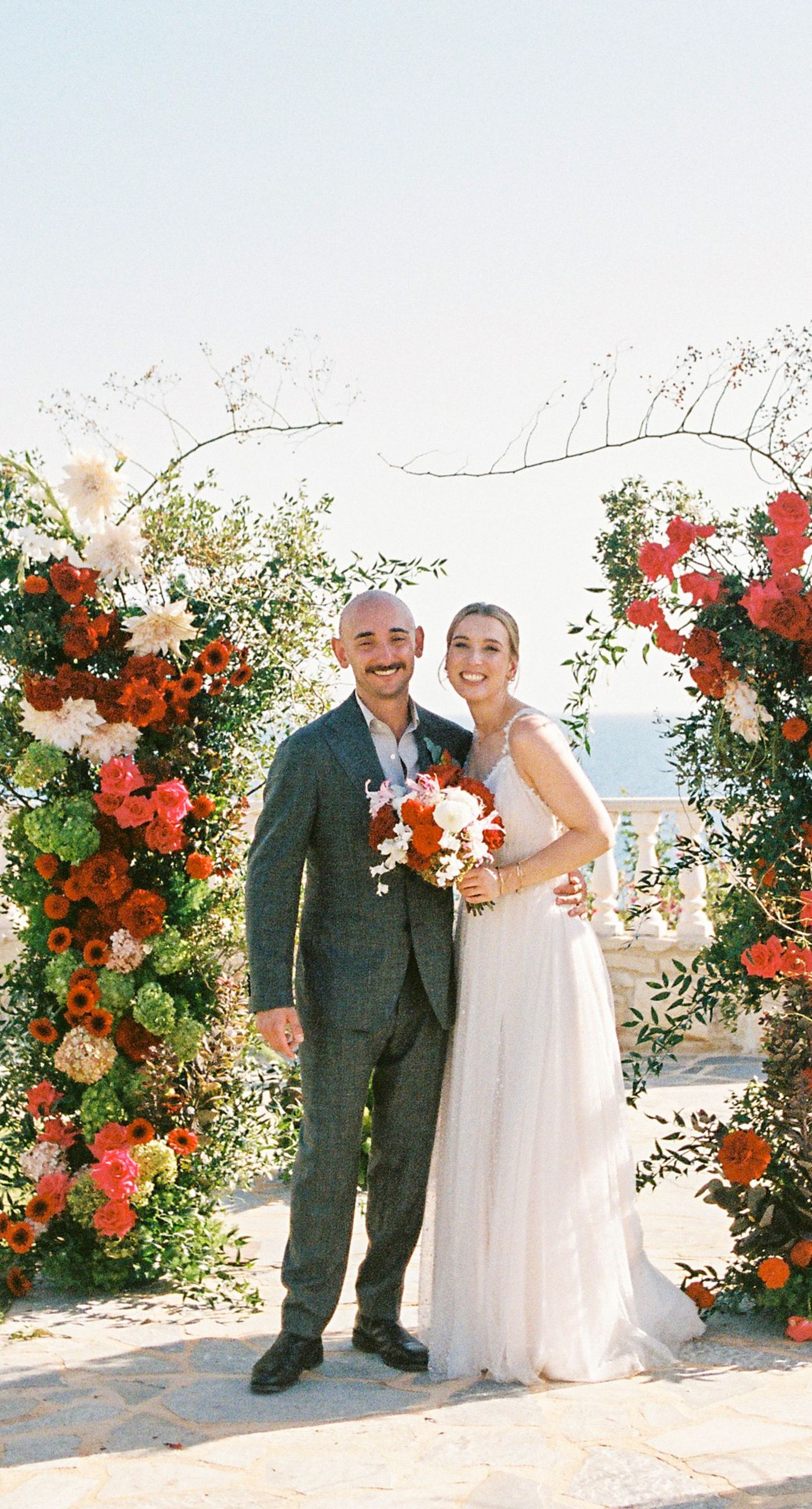 Garden Ceremony - A complete wedding experience designed with a focus on color, flow, and a strong sense of place. The ceremony is framed by vibrant florals in warm tones, creating a natural and expressive setting for the couple. The dinner that follows is defined by long tables, rhythmic textiles, and unexpected details that introduce a sense of playful elegance. A project that balances structure and ease, designed to feel authentic and experienced without effort. - Photo 1