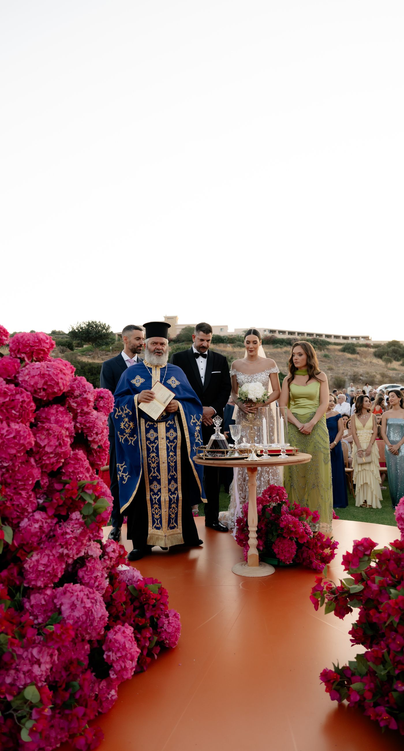 A Sculptural Ceremony in Pink - A modern wedding on the green, with clean lines and soft pink florals subtly standing out against the natural landscape. A setting that feels minimal, bright, and effortlessly elegant. - Photo 3