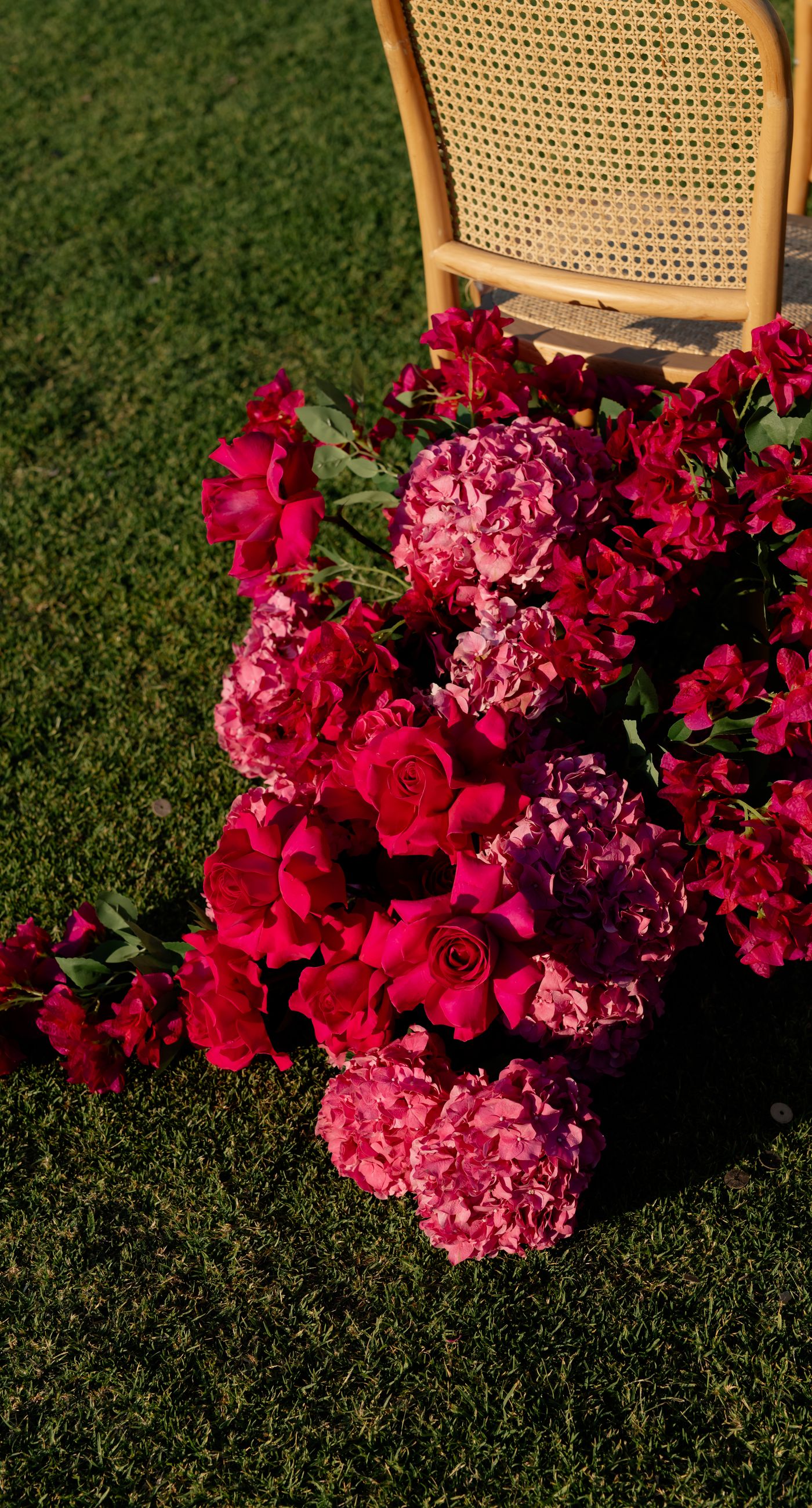A Sculptural Ceremony in Pink - A modern wedding on the green, with clean lines and soft pink florals subtly standing out against the natural landscape. A setting that feels minimal, bright, and effortlessly elegant. - Photo 4