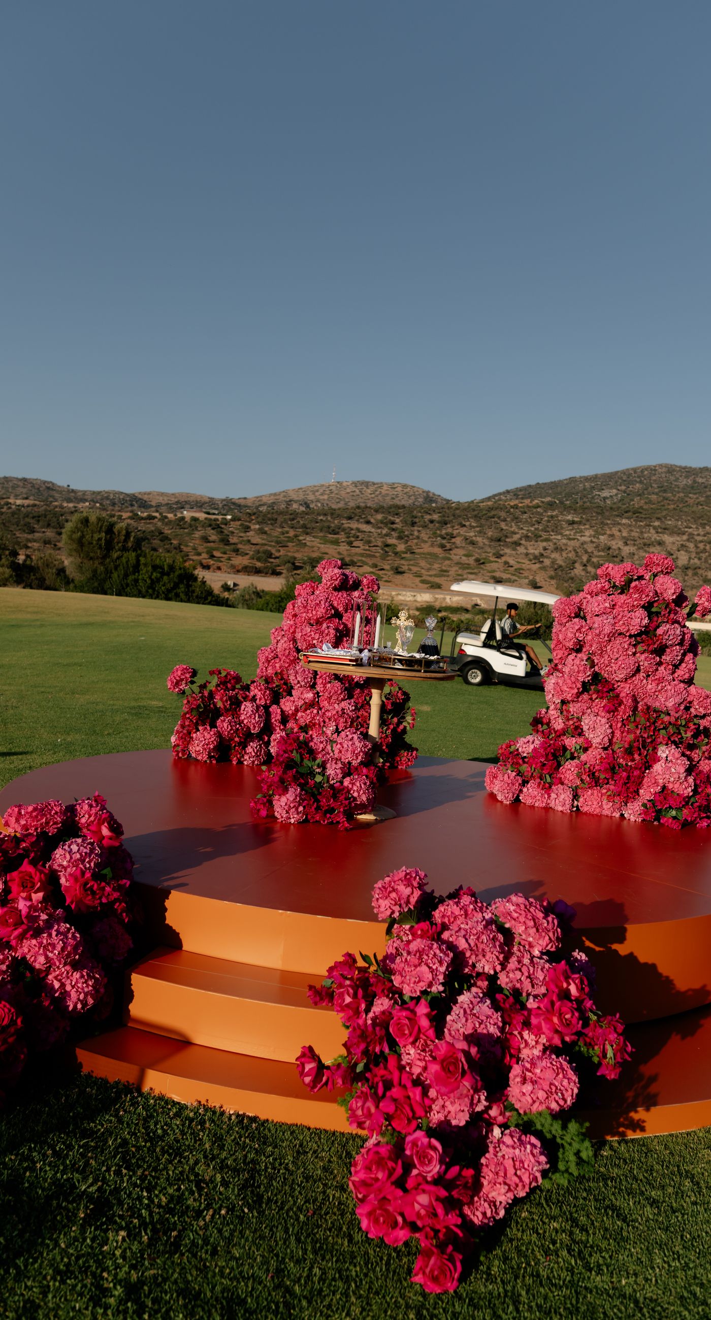 A Sculptural Ceremony in Pink - A modern wedding on the green, with clean lines and soft pink florals subtly standing out against the natural landscape. A setting that feels minimal, bright, and effortlessly elegant. - Photo 5