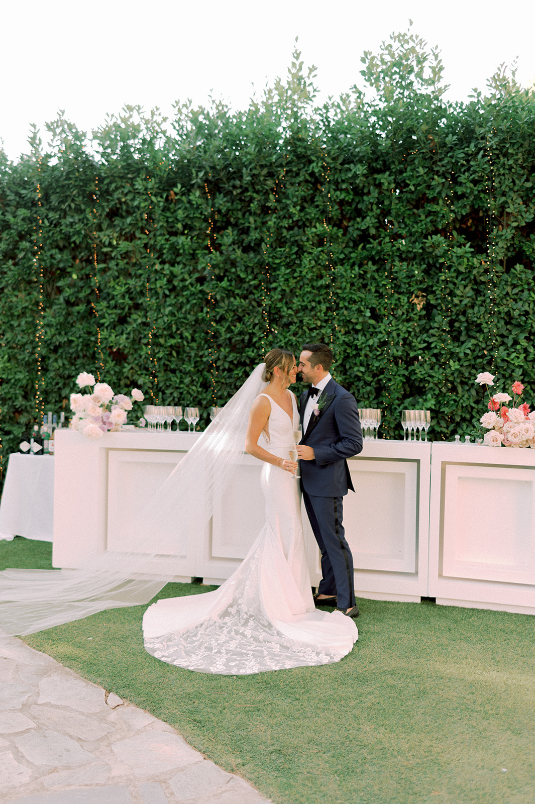 In Bloom Together - A ceremony filled with color, light, and emotion.
Between water and flowers, the moment felt natural and sincere , a wedding where love was at the center of the setting. - Photo 9