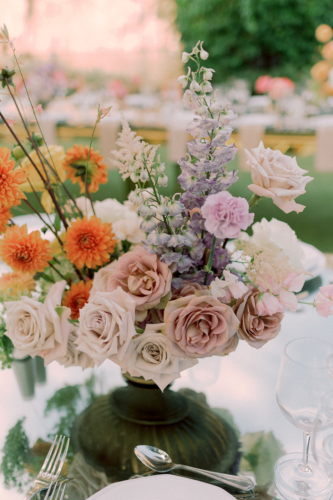 In Bloom Together - A ceremony filled with color, light, and emotion.
Between water and flowers, the moment felt natural and sincere , a wedding where love was at the center of the setting. - Photo 6