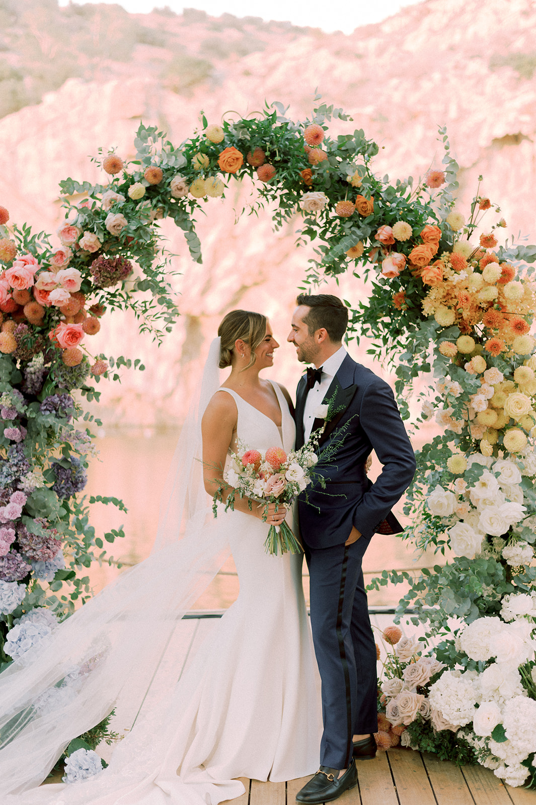 In Bloom Together - A ceremony filled with color, light, and emotion.
Between water and flowers, the moment felt natural and sincere , a wedding where love was at the center of the setting. - Photo 1