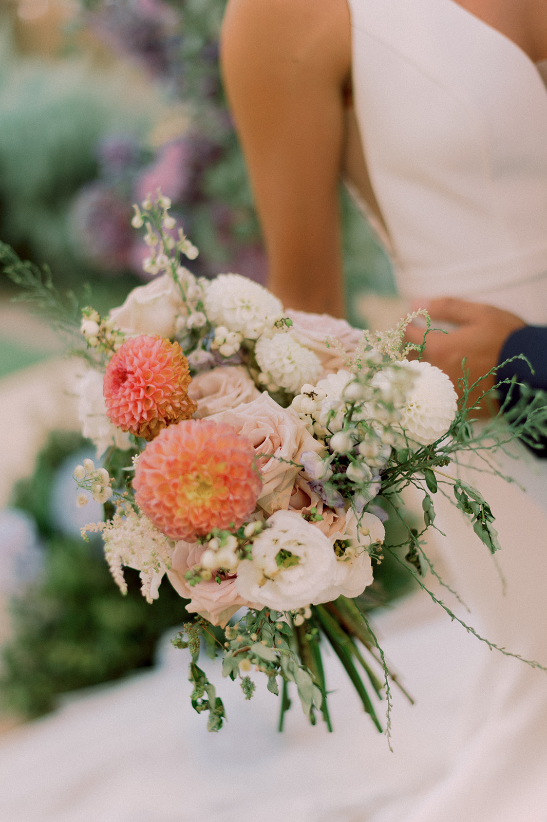 In Bloom Together - A ceremony filled with color, light, and emotion.
Between water and flowers, the moment felt natural and sincere , a wedding where love was at the center of the setting. - Photo 4