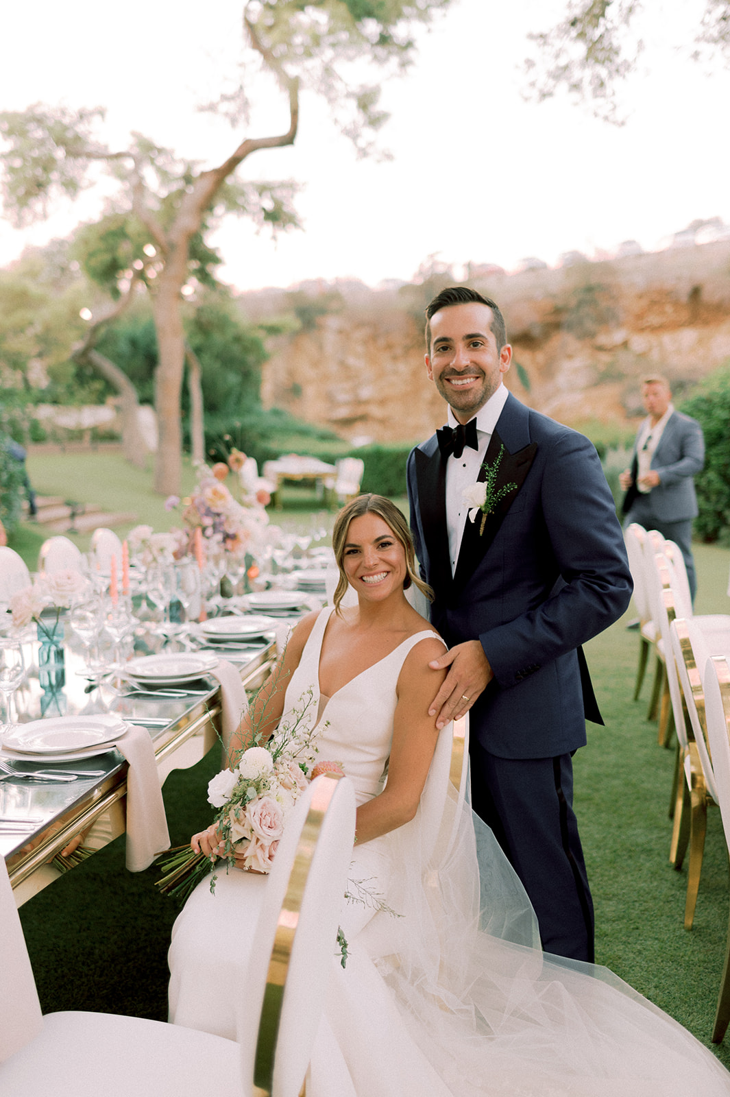 In Bloom Together - A ceremony filled with color, light, and emotion.
Between water and flowers, the moment felt natural and sincere , a wedding where love was at the center of the setting. - Photo 8