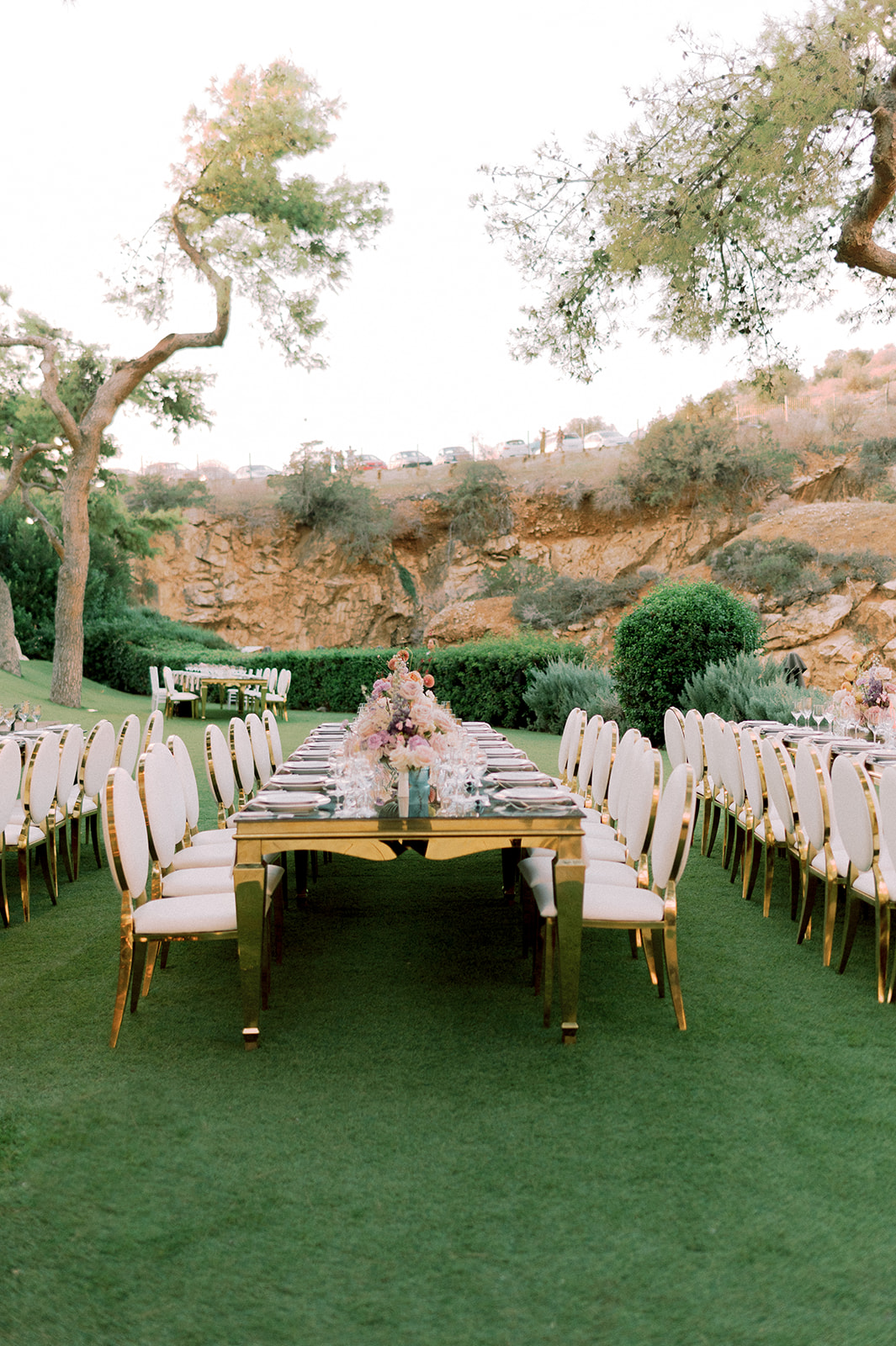 In Bloom Together - A ceremony filled with color, light, and emotion.
Between water and flowers, the moment felt natural and sincere , a wedding where love was at the center of the setting. - Photo 5