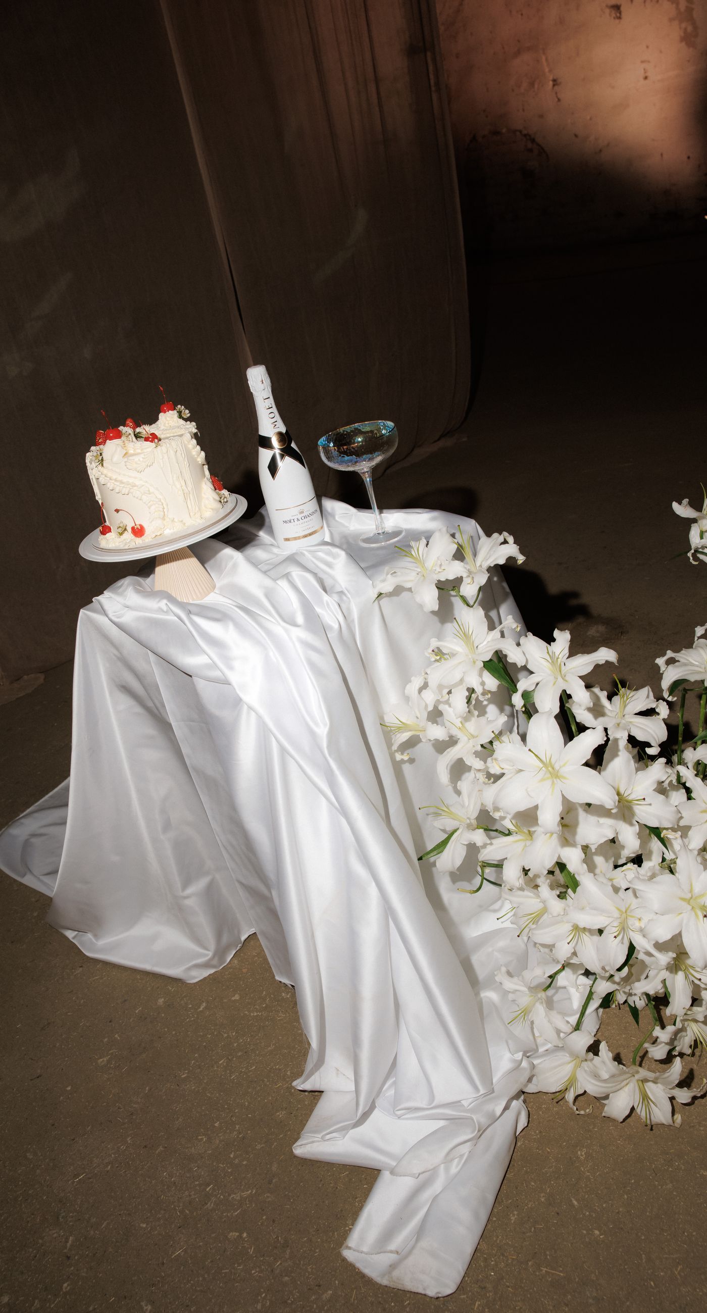 The Extravaganza Flower - Set within an industrial space, this project was conceived as an atmospheric dining experience where light and form take center stage. A sculptural, suspended installation “blooms” above the table, creating depth and scenography, while a candlelit setup adds warmth and intimacy. Clean lines, transparent materials, and subtle florals complete a design that goes beyond decoration it is installation art with emotion. - Photo 10