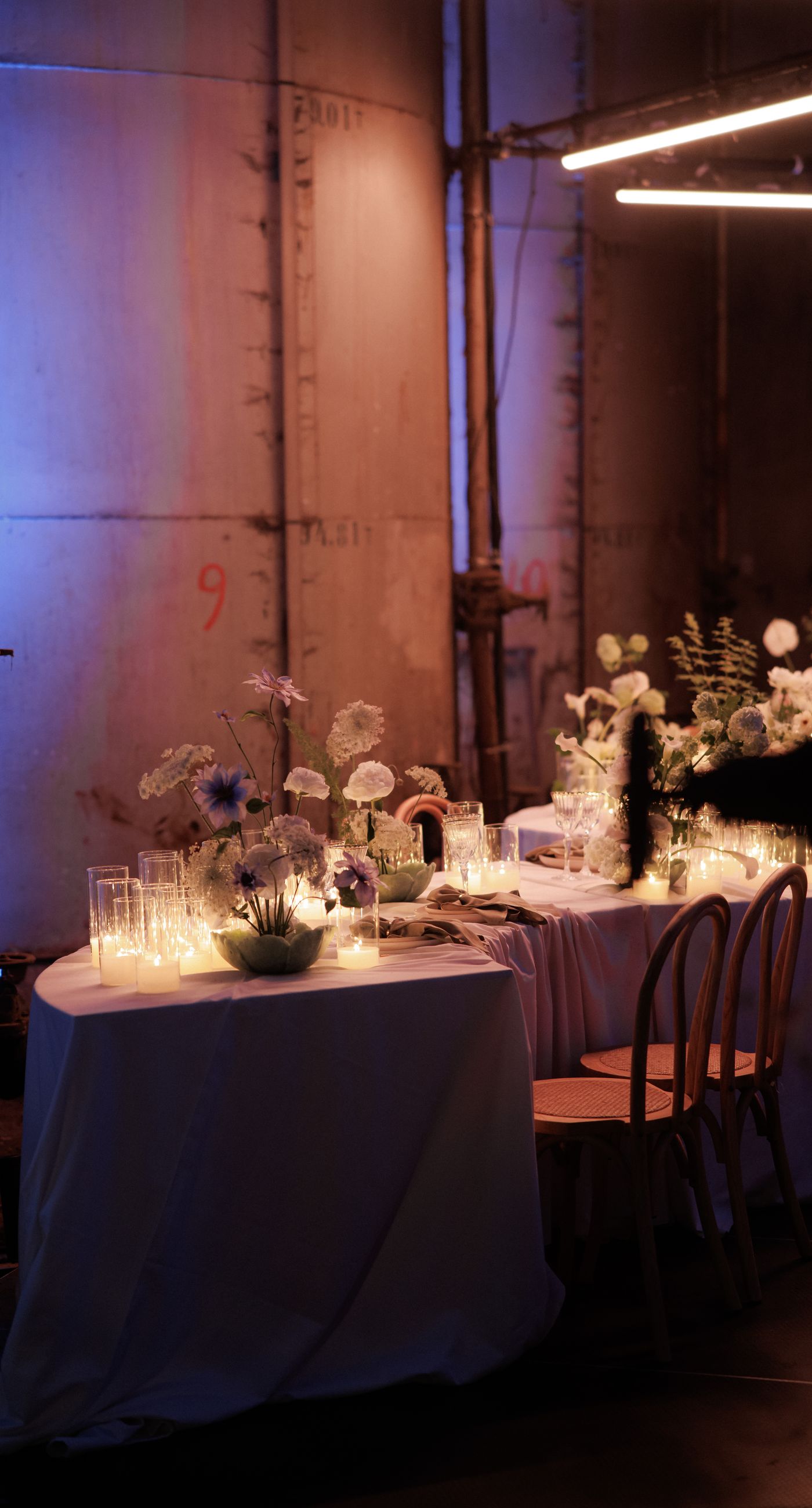 In the Glow - We designed an atmospheric candlelit dining setup that blends modern aesthetics with romantic warmth. Glass candle holders, layered candlelight, and elegant floral arrangements in soft tones create a refined experience for guests, ideal for editorial weddings and contemporary events. A setting that enhances the space and transforms dinner into a memorable moment - Photo 2