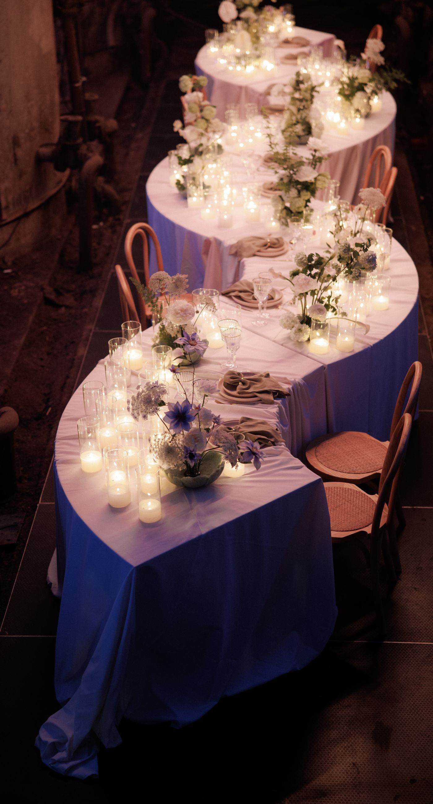 In the Glow - We designed an atmospheric candlelit dining setup that blends modern aesthetics with romantic warmth. Glass candle holders, layered candlelight, and elegant floral arrangements in soft tones create a refined experience for guests, ideal for editorial weddings and contemporary events. A setting that enhances the space and transforms dinner into a memorable moment - Photo 3