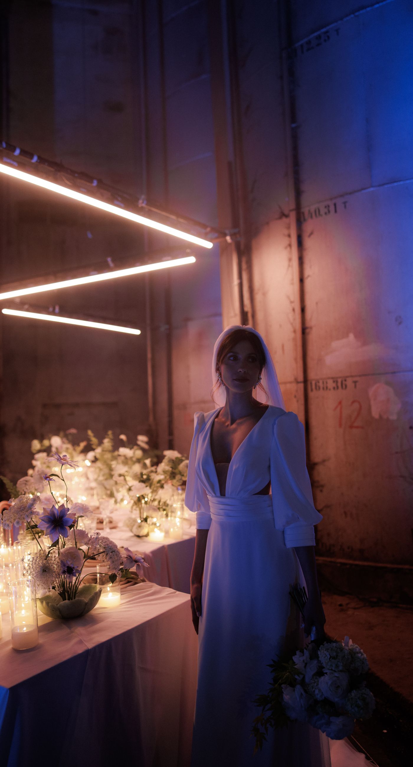 In the Glow - We designed an atmospheric candlelit dining setup that blends modern aesthetics with romantic warmth. Glass candle holders, layered candlelight, and elegant floral arrangements in soft tones create a refined experience for guests, ideal for editorial weddings and contemporary events. A setting that enhances the space and transforms dinner into a memorable moment - Photo 4