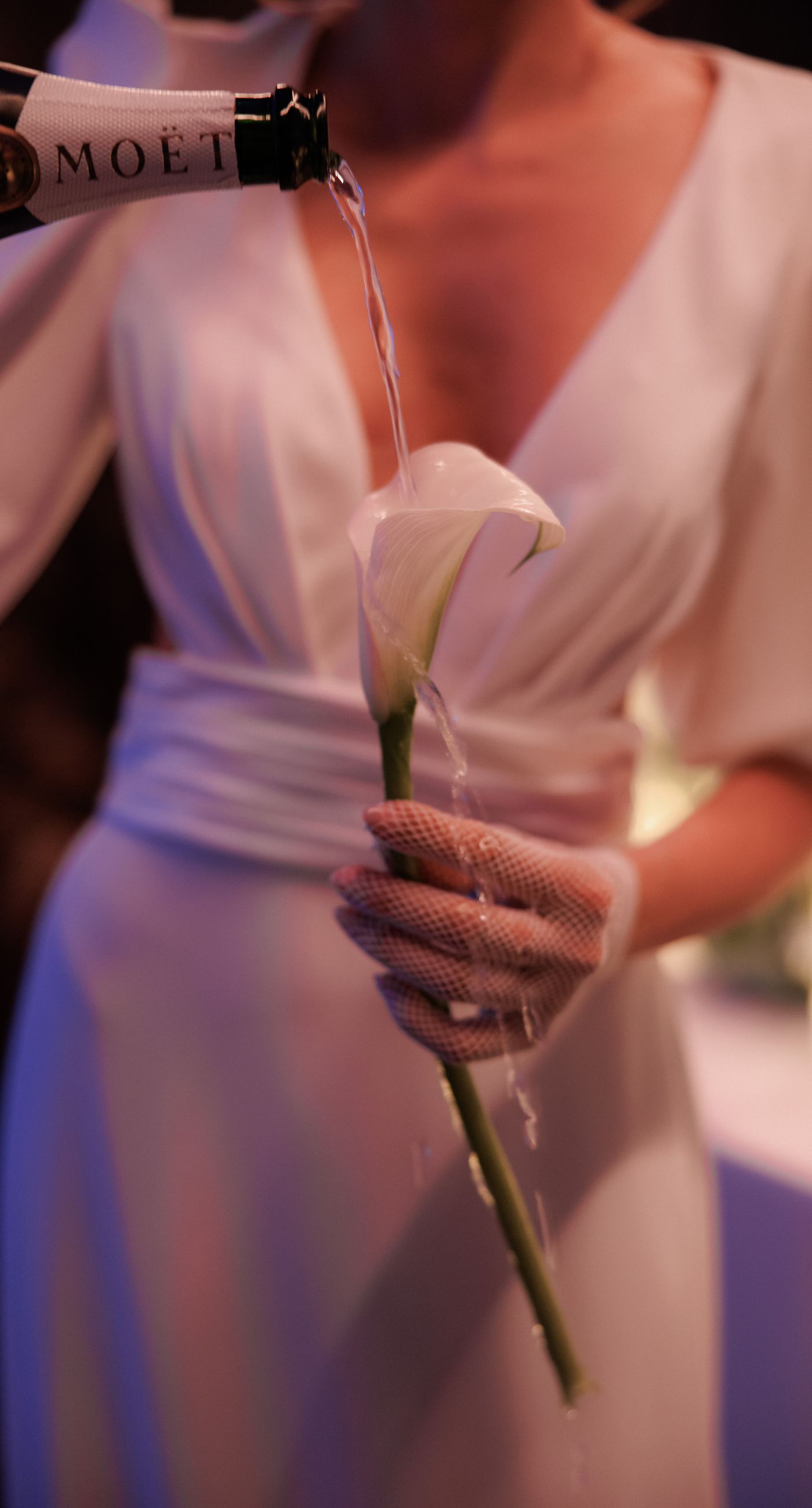 In the Glow - We designed an atmospheric candlelit dining setup that blends modern aesthetics with romantic warmth. Glass candle holders, layered candlelight, and elegant floral arrangements in soft tones create a refined experience for guests, ideal for editorial weddings and contemporary events. A setting that enhances the space and transforms dinner into a memorable moment - Photo 6